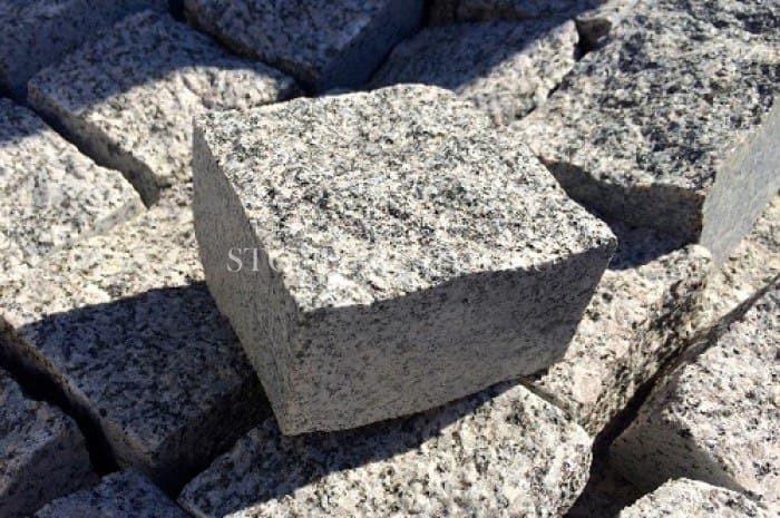 Гранитная брусчатка габбро. Гранит габбро пиленый. Брусчатка гранитная колото пиленная. Гранитная брусчатка пилено-колотая исетский. Брусчатка габродиабаз.